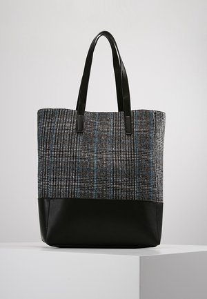 Sac fourre-tout en tissu gris tissé avec un motif à carreaux bleu et noir, complété par une base et des poignées en similicuir noir.