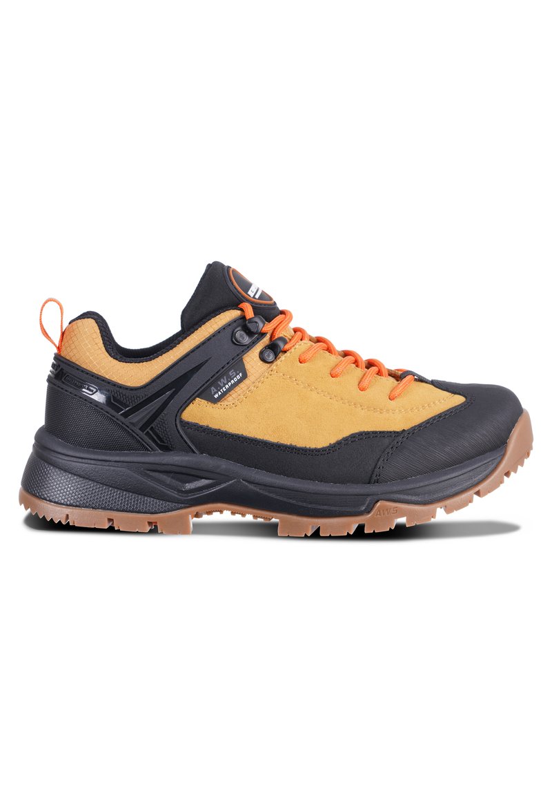 Zwarte en gele wandelschoen met oranje veters; bovenwerk van suede en mesh, rubberen buitenzool, gewatteerde kraag en gestructureerde details.