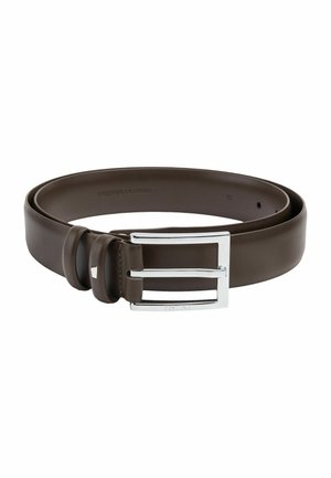 Cinturón de cuero marrón con una textura suave, que presenta una hebilla rectangular en tono plateado y un diseño de doble lazo para abrochar.
