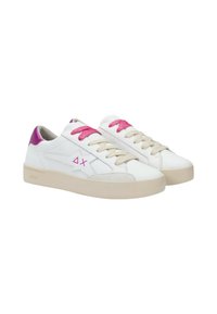 Sneaker bianchi in pelle con accenti rosa, dotate di un tassello sul tallone viola, suola beige e lacci testurizzati. Logo laterale rosa.