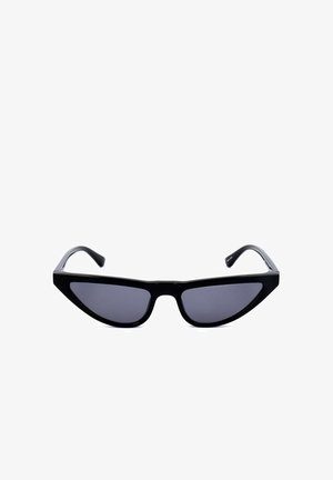 Occhiali da sole a occhi di gatto neri con lenti scure e montatura lucida, mostrati frontalmente su sfondo bianco.