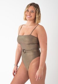 Maillot de bain une pièce doré métallisé avec des bretelles fines, un décolleté carré et un détail ceinture à la taille. Texture lisse, ouvertures de jambe haute.