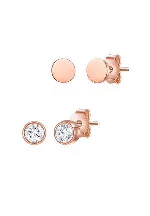 Ohrringe aus roségold mit zwei Designs: einer schlichten runden Scheibe und einem runden Design mit einem klaren Stein. Glatte Textur, polierte Oberfläche.