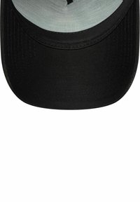 Casquette noire avec une forme structurée, présentant un extérieur lisse et un intérieur de couleur gris clair contrastant. Les coutures sont visibles le long de la visière.