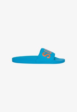 Sandalo blu con scritta parziale arancione sulla fascia, suola piatta e punta aperta, mostrato in profilo su sfondo bianco.