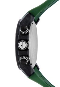 Reloj analógico con una caja gris oscuro, correa de silicona verde y tres perillas texturizadas. La esfera presenta un símbolo de flecha central y sin marcas.