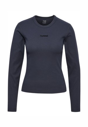 Granatowy prążkowany, długi rękaw, koszulka z okrągłym dekoltem i małym czarnym logo „hummel” na środku klatki piersiowej.