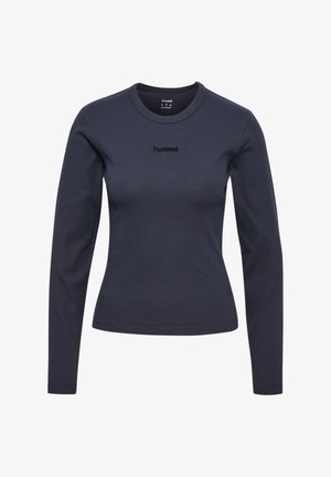 Granatowy prążkowany, długi rękaw, koszulka z okrągłym dekoltem i małym czarnym logo „hummel” na środku klatki piersiowej.