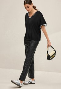 Next V-NECK PETITE - Jednoduché tričko - black