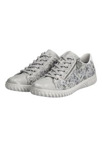 Zapatillas grises con patrón floral, acentos metálicos, tejido texturizado y detalle de cremallera. Presentan una puntera redondeada y suela de goma.
