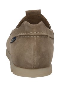Beige suède instapschoen met een lage hak, voorzien van een gestikte naden detail en een klein trekloopje aan de achterkant voor gemakkelijk aan- en uittrekken.