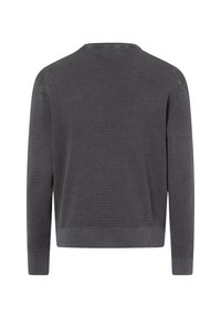 Grauer strukturierter Pullover mit rundem Halsausschnitt, gerippten Bündchen und Saum, der ein dezentes Karomuster über den Stoff für zusätzliche Details aufweist.