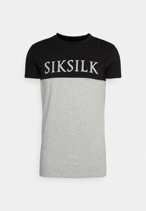 Koszulka z krótkim rękawem i okrągłym dekoltem, z czarną górną częścią i jasnoszarą dolną częścią, z napisem "SIKSILK" na wysokości klatki piersiowej.