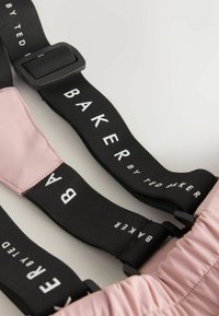 Juodos juostos su baltu užrašu "BAKER by TED BAKER", derinamos su rožine užpildyta dalimi, turinčia saugų juodą segtuką.