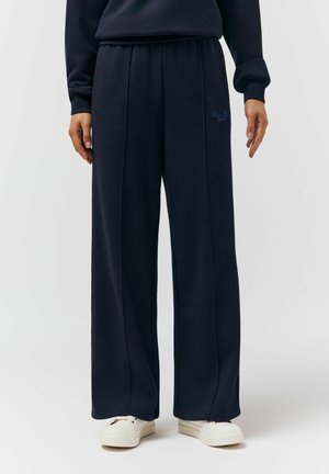 - Spodnie materiałowe