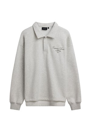 Lysegrå langærmet polo-shirt med krave, ribstrikkede manchetter og lille tekstlogo med teksten Caspara Sports Oslo Racquet Club på brystet.