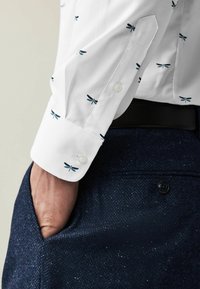 Next EASY IRON PRINTED OXFORD REGULAR FIT - Ing - white blue dragonfly
