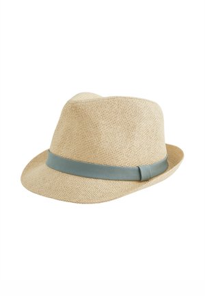 Cappello fedora intrecciato beige con una fascia di tessuto azzurro chiaro intorno alla base della tesa, esposto su uno sfondo bianco.