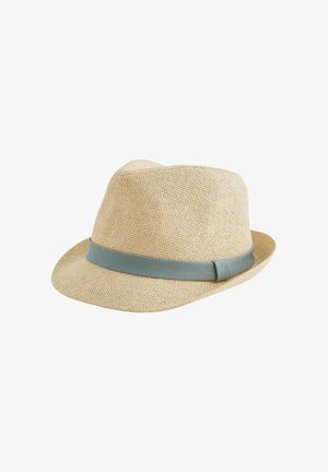 Sombrero fedora beige tejido con una banda de tela azul claro alrededor de la base de la copa, exhibido sobre un fondo blanco.