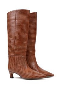 Brązowe skórzane kozaki do kolan z teksturowanym wzorem, spiczastymi noskami, niskimi blokowymi obcasami i subtelnymi poziomymi paskami.