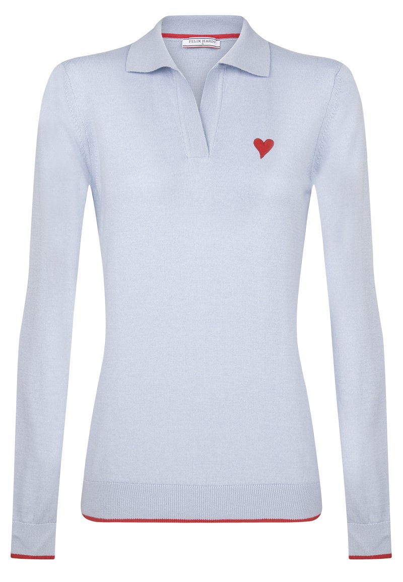 Hellblaues langärmliges Poloshirt mit Kragen, das auf der linken Brust ein rotes Herzemblem und kontrastierende rote Details am Saum aufweist.