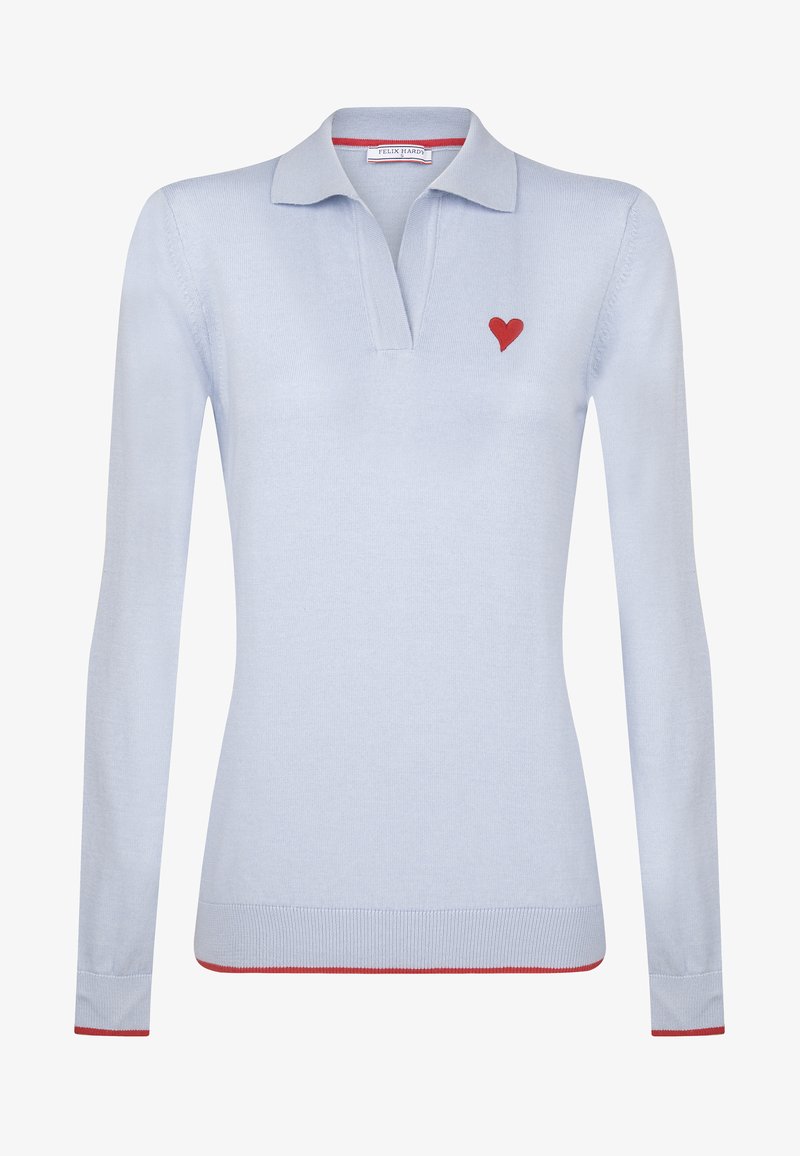 Hellblaues langärmliges Poloshirt mit Kragen, das auf der linken Brust ein rotes Herzemblem und kontrastierende rote Details am Saum aufweist.