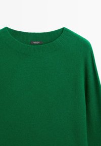 Grüner Strickpullover mit geripptem Rundhalsausschnitt und langen Ärmeln, etikettiert als Massimo Dutti.