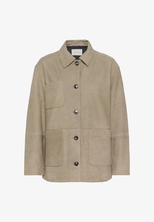 Veste en daim beige à manches longues, fermeture à boutons sur le devant, col pointu et trois poches plaquées, une sur la poitrine et deux sur les hanches.