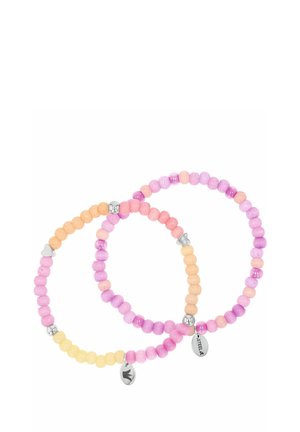 Dos pulseras de cuentas con cuentas en tonos pastel rosa, púrpura, melocotón y amarillo, cada una con pequeños dijes de plata que incluyen corazones y etiquetas.