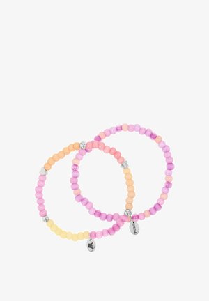 Dos pulseras de cuentas con cuentas en tonos pastel rosa, púrpura, melocotón y amarillo, cada una con pequeños dijes de plata que incluyen corazones y etiquetas.