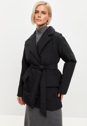 SHORT BELTED PUFFER WITH FLAP POCKETS  - Dunfrakker - black