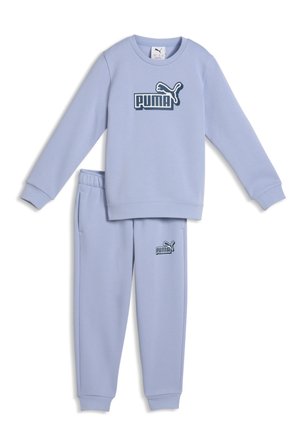 Chándal Puma color púrpura claro con sudadera de manga larga y pantalones jogger a juego, ambos con el logo de Puma en azul oscuro.