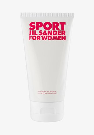 Tube en plastique blanc avec un couvercle à rabat. Présente un texte en gras rose indiquant "SPORT JIL SANDER POUR FEMMES" et "GEL DOUCHE ÉNERGISANT."