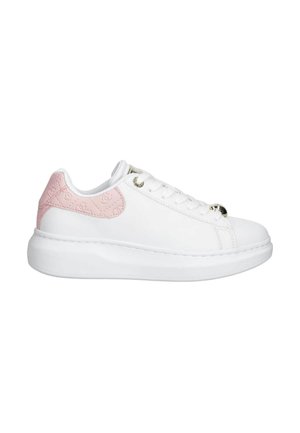Sneaker bianca low-top con suola spessa, lacci bianchi e una toppa rosa sul tallone con un motivo in rilievo sottile.