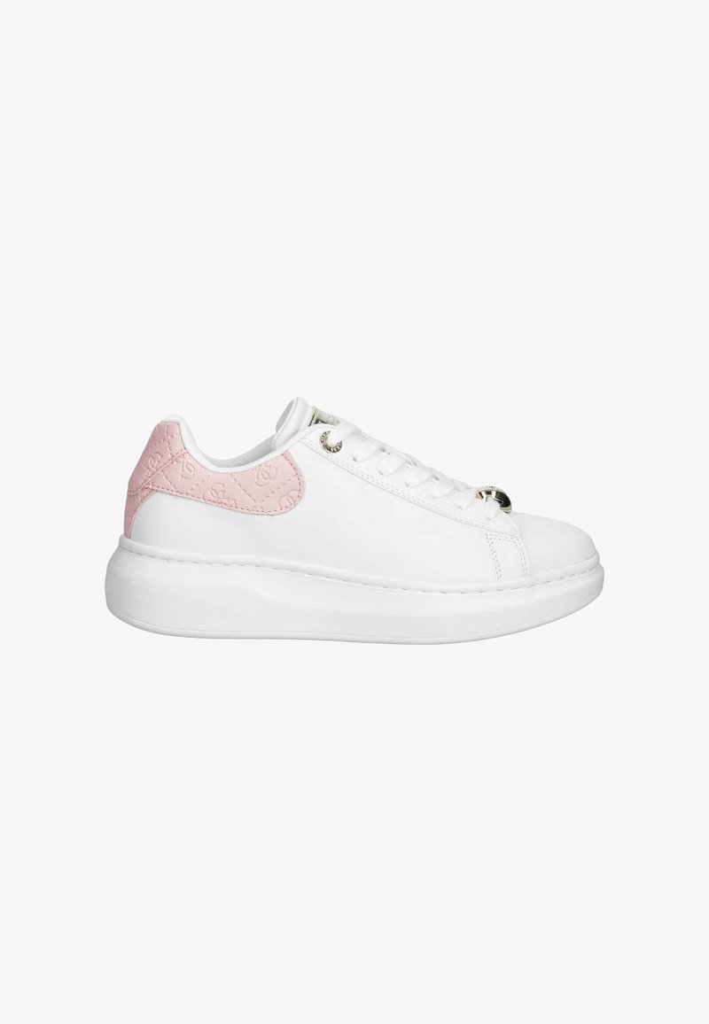 Baskets basses blanches à semelle épaisse, lacets blancs et un patch rose au talon avec un motif embossé subtil.