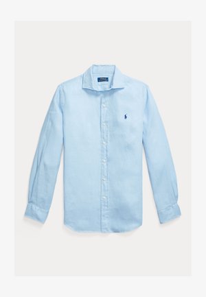 Lys blå lin skjorte med lange ermer, med knapp-ned krage, hvite knapper og en subtil brodert logo på brystet.