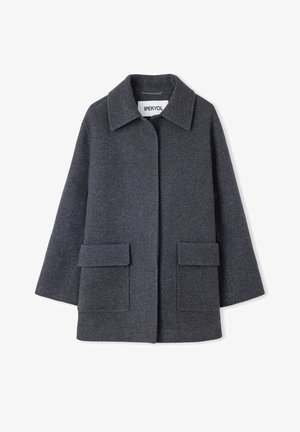 Abrigo de mezcla de lana gris con cuello, abertura frontal y dos bolsillos frontales tipo parche. Diseño estructurado con un ajuste ligeramente holgado.