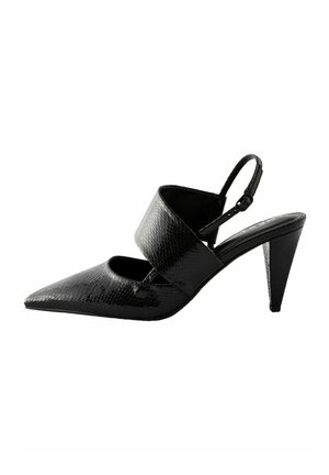 Mustan slingback-korkokenkä, jossa on terävä kärki, teksturoitu lakattu nahka ja leveä hihna edessä, ja 3-tuuman stiletto-korko.