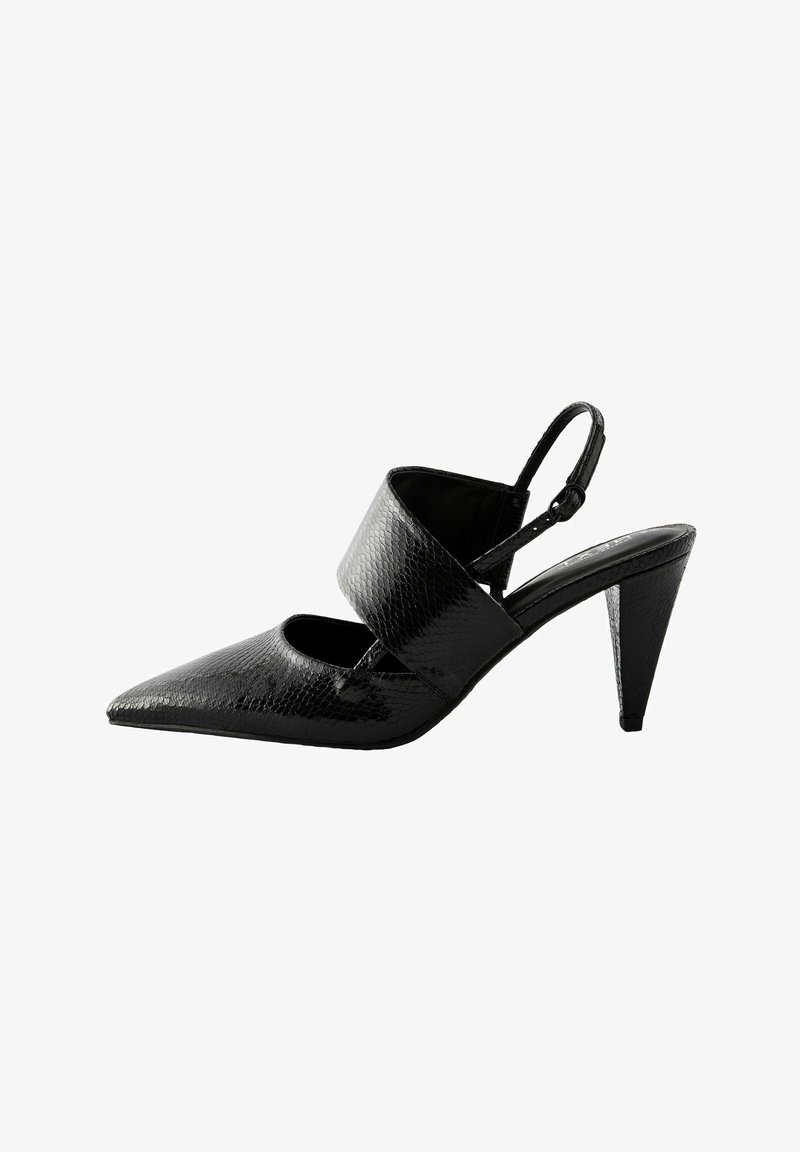 Sandalo con tacco alto nero, punta affilata, pelle sintetica lucida testurizzata e una larga fascia frontale, con un tacco a stiletto di 3 pollici.