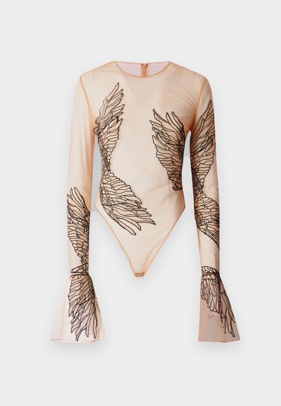 Body a maniche lunghe trasparente in colore nude, con ricami neri a forma di ali sulle maniche e sul torso, dotato di chiusura con zip sul retro.