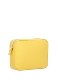 Borsa cosmetica gialla in pelle con chiusura a zip, forma rettangolare, texture a granuli e un logo discreto nella parte anteriore inferiore.