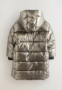 Metallisch silberne Steppjacke mit Kapuze, gesteppten horizontalen Nähten und "ALLSAINTS" Prägung auf dem unteren Rücken.