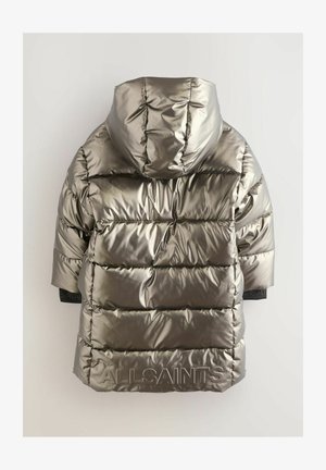 Metalna srebrna pufasta jakna s kapuco, z stitched horizontalnim šivanjem in "ALLSAINTS" embosiranim na spodnjem delu hrbta.