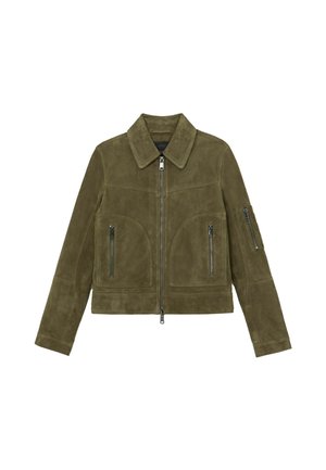 Kaki zelená semišová bunda s golierom, dvoma prednými vreckami na zips a vreckom na zips na ramene. Má priliehavý strih a viditeľné švy.