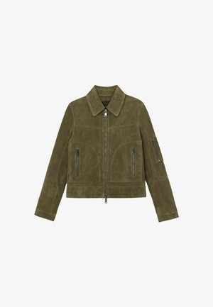 Oliivroheline seemisnahast jakk kraega, kahe esiosa tõmblukkudega tasku ja õla tõmblukuga taskuga. Disain on vormitud ja nähtavad õmblused annavad detaili.