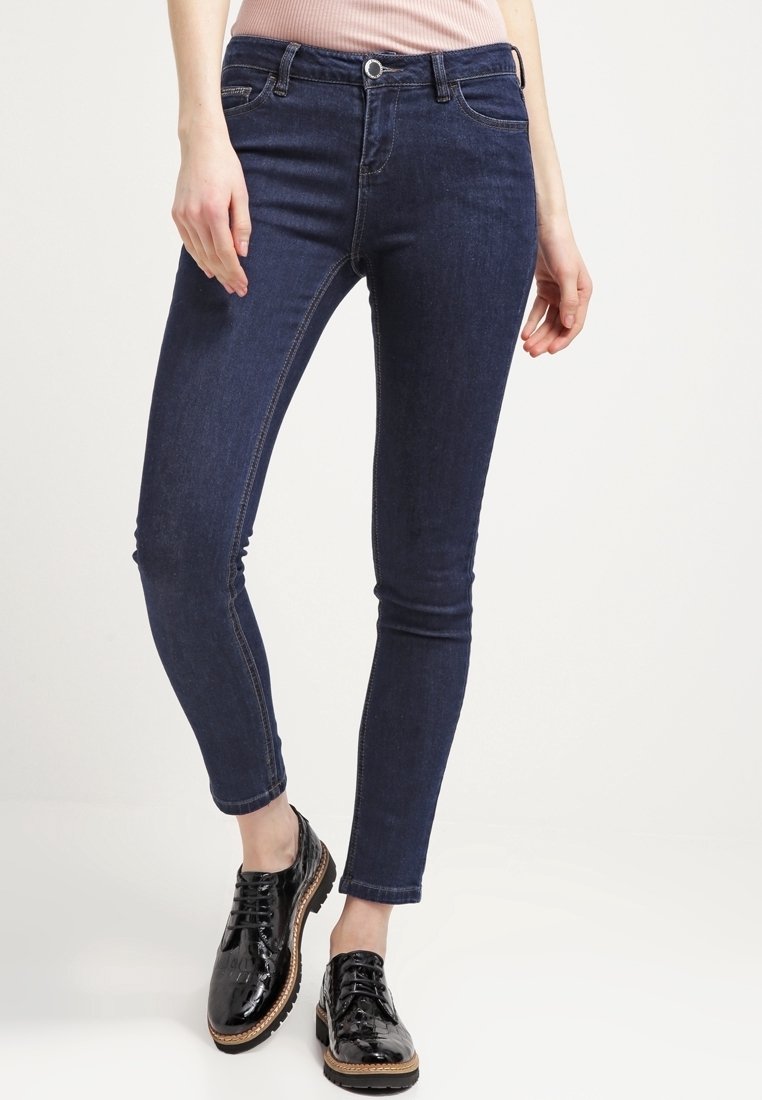 Hubené džíny v tmavě modrém denimu s hladkou texturou, s uzávěrem na knoflík, klasickým pěti-kapsovým designem a délku do kotníků.