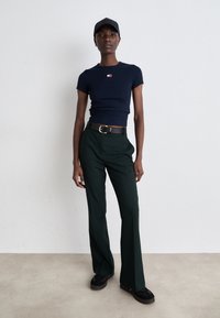 Tommy Jeans BADGE TEE - T-shirt basic - dark night navy
