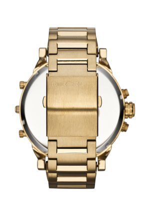 Montre-bracelet Diesel en métal doré montrant la boucle arrière et le bracelet avec des boutons latéraux visibles et une couronne sur fond blanc.