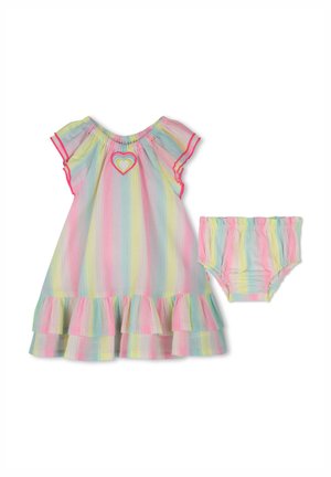 Ensemble de robe rayée présentant des couleurs pastel avec un ourlet à volants, un col rond et un détail en forme de cœur ; comprend des culottes assorties. Tissu doux.