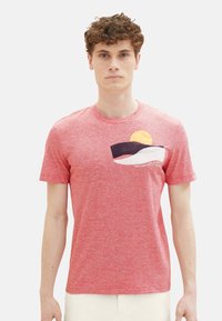 Rot gestreiftes T-Shirt aus weichem Stoff mit einem Grafikdruck von Sonne und Wellen in Weiß, Marineblau und Gelb. Klassisches Rundhalsausschnitt-Design.